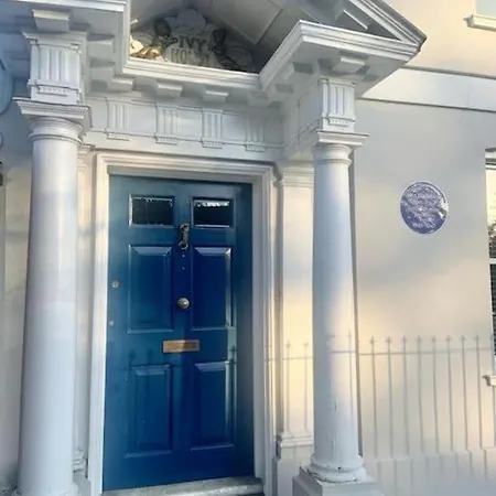 Turing Lodge, Near Hampton Court Buitenkant foto